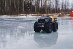 Ruský obojživelník Sherp se nebojí bahna ani tenkého ledu, bez tankování vydrží až 130 hodin