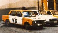 Lada VAZ 2106. Žluto-bílé provedení vozidel Veřejné bezpečnosti se používalo do roku 1991. Lady měly čtyř- nebo pětistupňovou převodovku, maximální rychlost 154 km/h a zrychlení na stovku za 16 sekund. Mimo to řadový čtyřválec s objemem 1568 ccm a výkon 55 kW (75 koní).