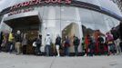 Shoppers line up to get into a Trader Joe's supermarket in New York October 28, 2012. Hurricane Sandy could be the biggest storm to hit the United States mainland when it comes ashore on Monday night, bringing strong winds and dangerous flooding to the East Coast from the mid-Atlantic states to New England, forecasters said on Sunday. REUTERS/Carlo Allegri (UNITED STATES) Published: Říj. 28, 2012, 6:11 odp.