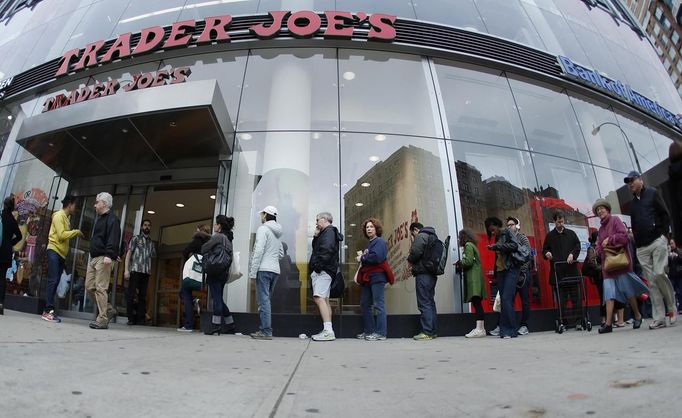 Shoppers line up to get into a Trader Joe's supermarket in New York October 28, 2012. Hurricane Sandy could be the biggest storm to hit the United States mainland when it comes ashore on Monday night, bringing strong winds and dangerous flooding to the East Coast from the mid-Atlantic states to New England, forecasters said on Sunday. REUTERS/Carlo Allegri (UNITED STATES) Published: Říj. 28, 2012, 6:11 odp.