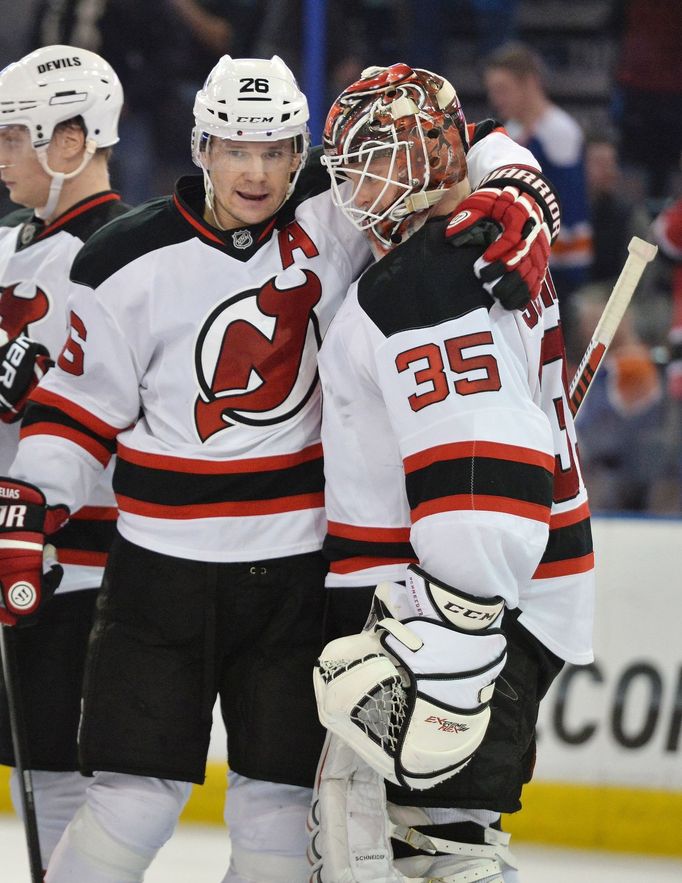 Cory Schneider a Patrik Eliáš slaví výhru New Jersey