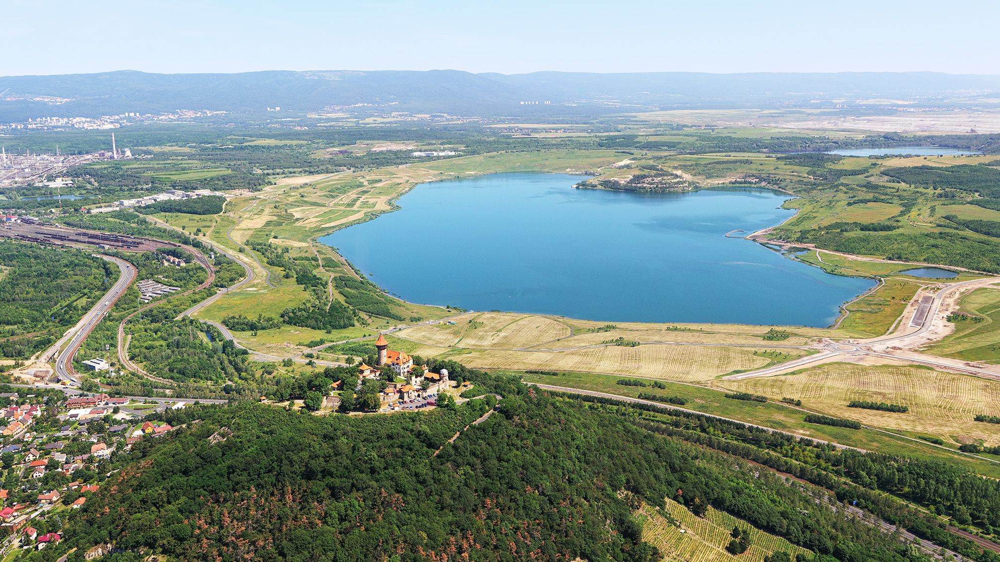 Letecké fotografie povrchových hnědouhelných dolů v severních Čechách