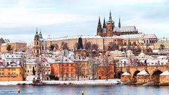 Pražský hrad zima sníh Vltava Karlův most