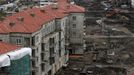 A general view shows the construction site of the Olympic athletes village in front of the Olympic Park with the Olympic stadium for the Sochi 2014 Winter Olympics in Adler, near Sochi February 18, 2013. Although many complexes and venues in the Black Sea resort of Sochi mostly resemble building sites that are still under construction, there is nothing to suggest any concern over readiness. Construction will be completed by August 2013 according to organizers. The Sochi 2014 Winter Olympics opens on February 7, 2014. REUTERS/Kai Pfaffenbach (RUSSIA - Tags: BUSINESS CONSTRUCTION ENVIRONMENT SPORT OLYMPICS) Published: Úno. 18, 2013, 6:42 odp.