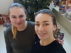 Iryna (vlevo) a Martina se snaží otevřít do konce dubna pizzerii v Litomyšli. Iryna měla pizzerii už na Ukrajině, Martina jí pomáhá se zařizováním.