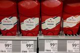 Deodorant Old Spice Original se zmenšil téměř o čtvrtinu. Ještě v roce 2015 měl 65 ml, dnes už jen 50 ml. Za menším objemem stojí podle výrobce "externí faktory", konkrétně růst nákladů na produkci, čemuž se musí přizpůsobit i cena. "Cenovou politiku přizpůsobujeme různě. Některým výrobkům přímo zvýšíme cenu, aniž bychom měnili objem, ale zde jsme nechali cenu a snížili objem," říká Elena Bulgaková z Procter&Gamble. Spotřebitelé podle ní reagují na změnu ceny různě. Někteří preferují, když se jejich útraty za pravidelné nákupy nezvýší, a raději akceptují menší výrobek.