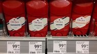 Deodorant Old Spice Original se zmenšil téměř o čtvrtinu. Ještě v roce 2015 měl 65 ml, dnes už jen 50 ml. Za menším objemem stojí podle výrobce "externí faktory", konkrétně růst nákladů na produkci, čemuž se musí přizpůsobit i cena. "Cenovou politiku přizpůsobujeme různě. Některým výrobkům přímo zvýšíme cenu, aniž bychom měnili objem, ale zde jsme nechali cenu a snížili objem," říká Elena Bulgaková z Procter&Gamble. Spotřebitelé podle ní reagují na změnu ceny různě. Někteří preferují, když se jejich útraty za pravidelné nákupy nezvýší, a raději akceptují menší výrobek.