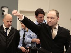 Ani u soudu si Breivik neodpustil teatrální gesta.