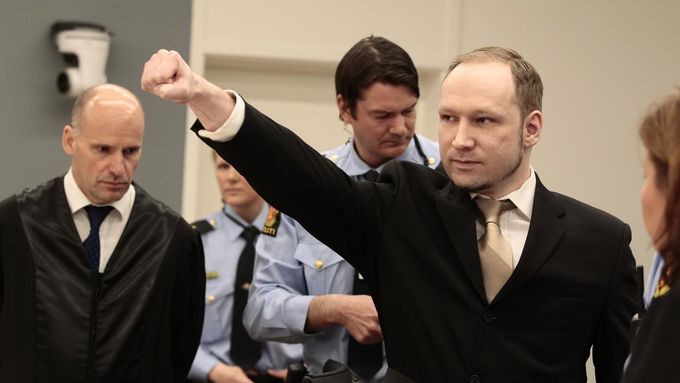 Anders Behring Breivik gestikuluje před začátkem soudního procesu.