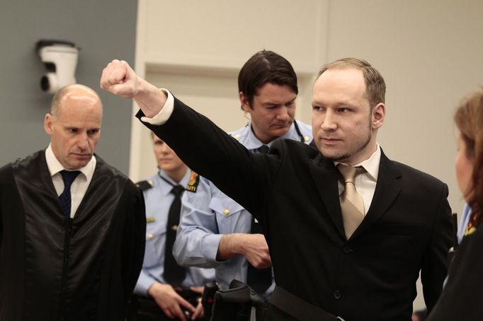 Anders Behring Breivik gestikuluje před začátkem soudního procesu.