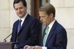 Cameron začal šetřit, ministři budou chodit pěšky