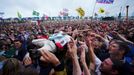 Lee Kiernan z kapely Idles crowdsurfuje na Glastonbury.