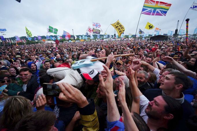 Lee Kiernan z kapely Idles crowdsurfuje na Glastonbury.