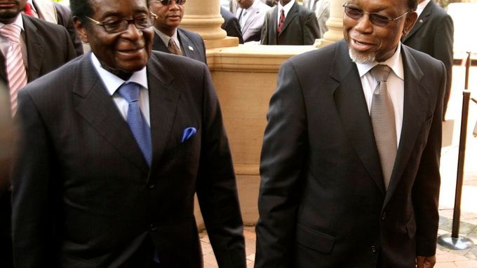 Zimbabwský prezident Robert Mugabe a jeho jihoafrický protějšek Kgalema Motlanthe