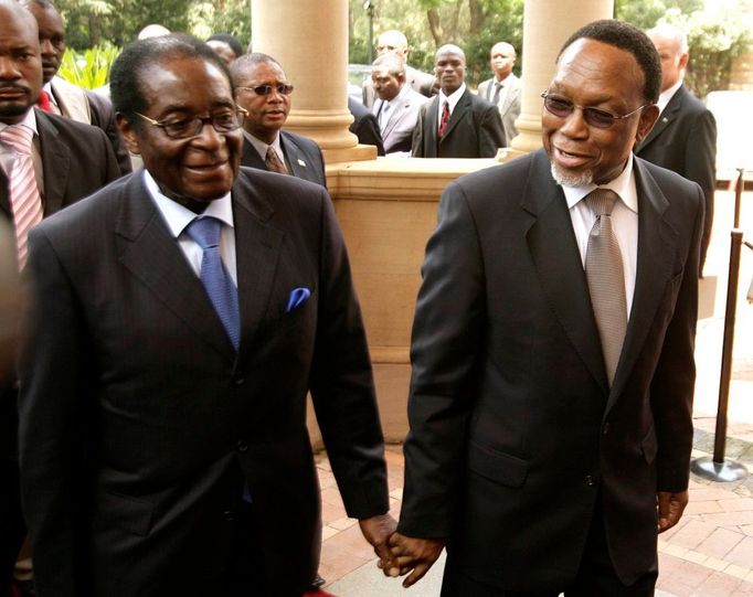 Zimbabwský prezident Robert Mugabe a jeho jihoafrický protějšek Kgalema Motlanthe