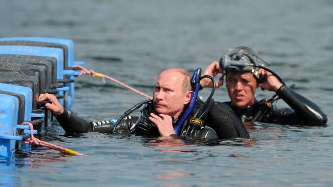 Takhle se Vladimir Putin potopil pro amfory, které mu na dno předem nachystali archeologové.