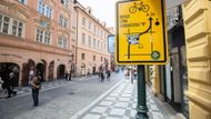 Paradoxně právě skrze pěší trasy nezřídka vedou oficiální cyklistické trasy.