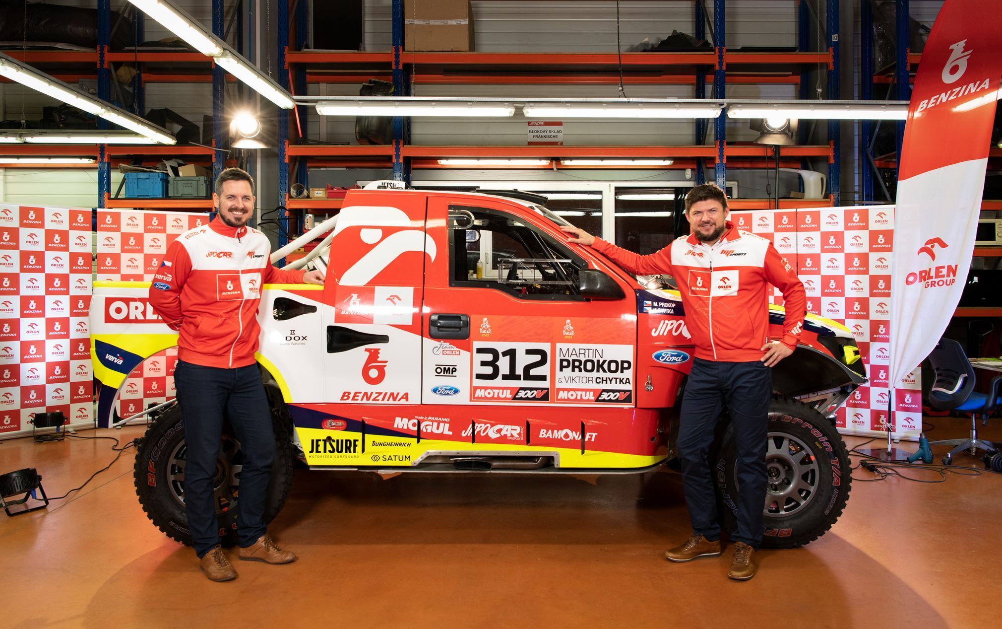 Martin Prokop (vpravo) a Viktor Chytka s Fordem Raptor před Rallye Dakar 2021