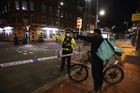 Při útoku nožem zemřeli v Anglii tři lidé, policie vyšetřuje případ jako terorismus