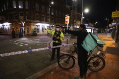 Při útoku nožem zemřeli v Anglii tři lidé, policie vyšetřuje případ jako terorismus