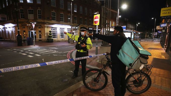 Policista v Readingu, kde došlo k útoku.