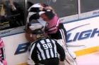 VIDEO Obrovská bitka v AHL. Rukavice shodil i brankář Mrázek