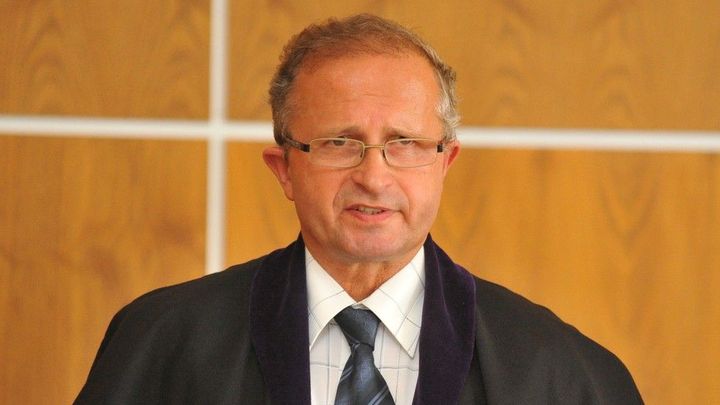 Soudce, který dal za znásilňování podmínku, už tresty mírnil. Zamítl i vyšší odškodné