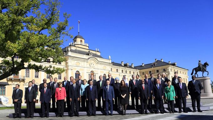 Společné foto na závěr summitu G20 v ruském Petrohradu. (6. září 2013)