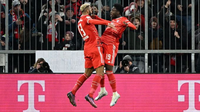 Eric Maxim Choupo-Moting a Alphonso Davies slaví gól Bayernu Mnichov v síti Unionu Berlín ve šlágru německé Bundesligy