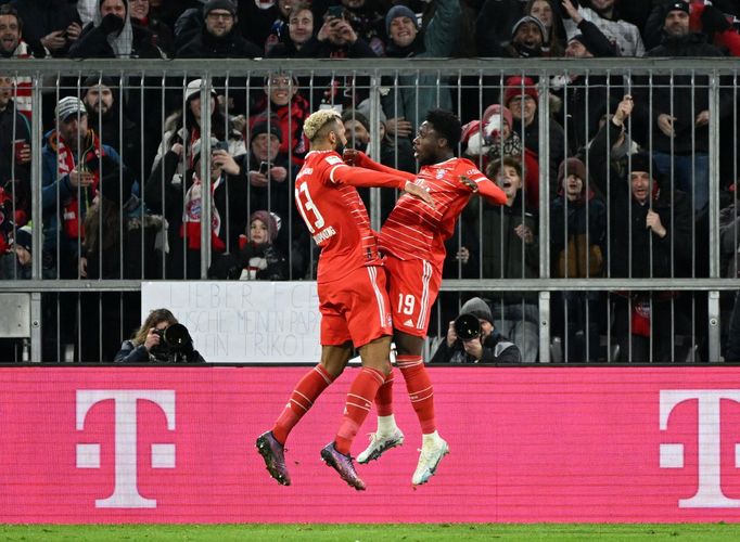 Eric Maxim Choupo-Moting a Alphonso Davies slaví gól Bayernu Mnichov v síti Unionu Berlín ve šlágru německé Bundesligy