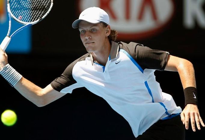 Tomáš Berdych během utkání s Rogerem Federerem