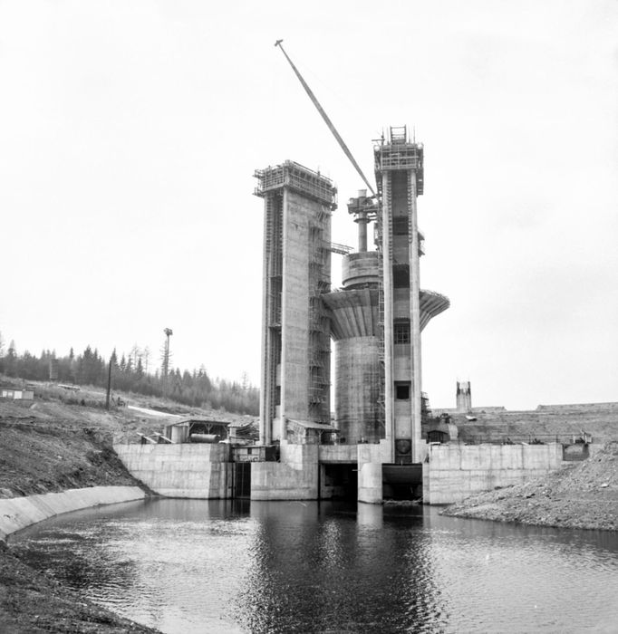 Archivní fotografie z historie z výstavby vodárenské nádrže Švihov na Želivce.