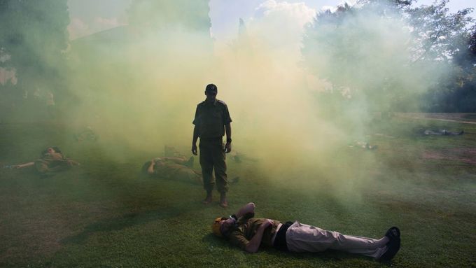 Izraelští vojáci nacvičují reakci na rakaetový útok v Cholonu nedaleko Tel Avivu.