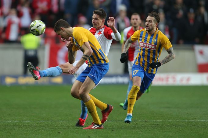 Lukáš Masopust a Petr Zapalač (17) v zápase 22. kola Slavia - Opava