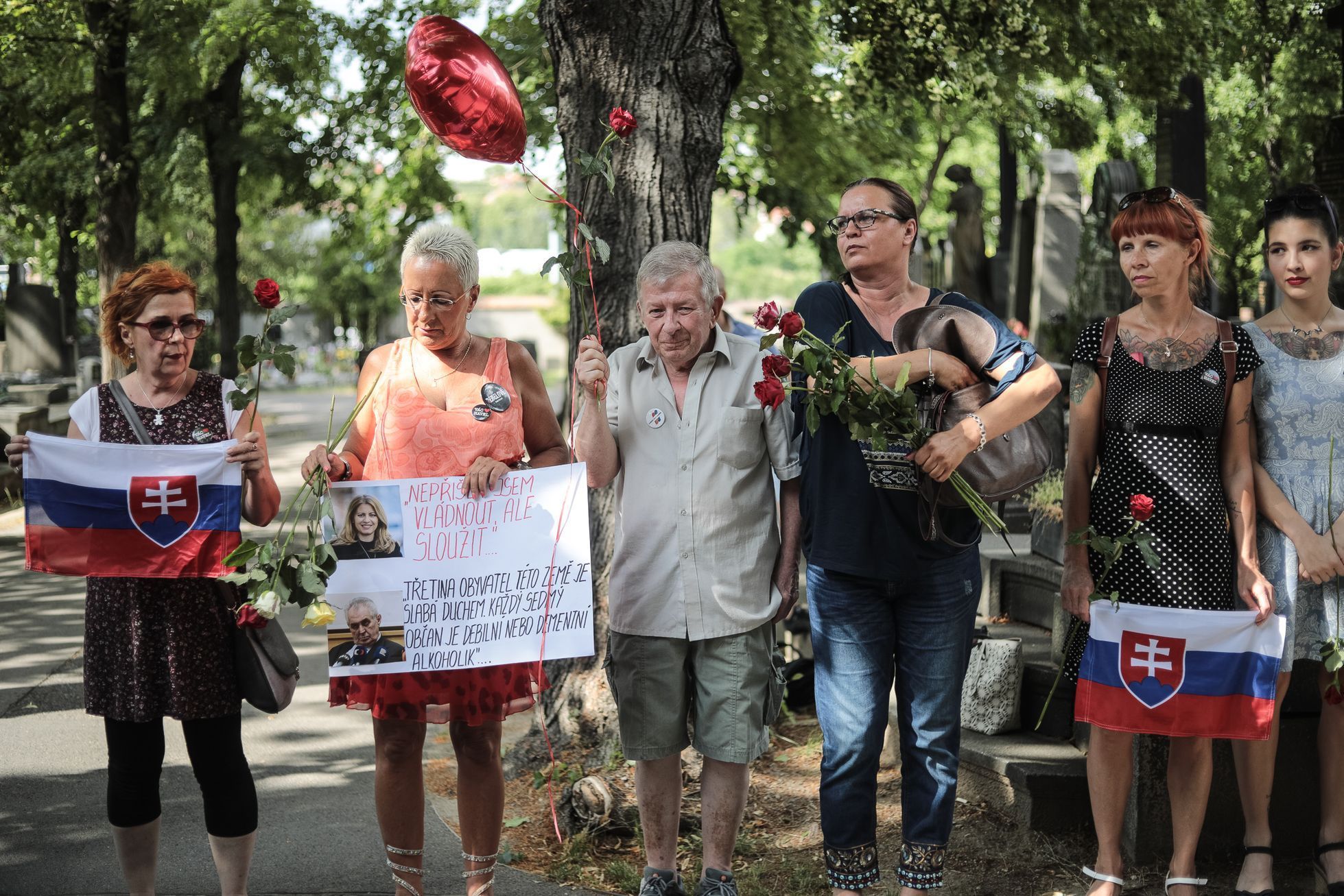 První návštěva - Zuzana Čaputová navštívila hrob Václava Havla a pozdravila fanoušky