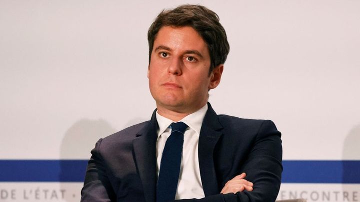 Francouzský premiér Attal podal po prohraných volbách demisi. Macron ji odmítl