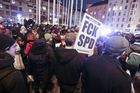 Evropští političtí "ultras" na pozvání Okamury v Praze. Demonstranti v pátek vyšli do ulic