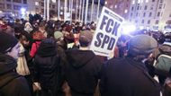 Demonstrace začala před Hotelem InterContinental, v němž nocují zahraniční hosté víkendové konference SPD v čele s Marine Le Penovou. Možná, informace je to tajná kvůli bezpečnosti.