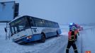 Ostravští profesionální hasiči zasahovali ve čtvrtek 16. února 2012 ráno u nehody linkového autobusu číslo 76, který sjel do příkopu na zasněžené silnici mezi městskými částmi Svinov a Janová.