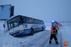 Při příjezdu na místo události ležel autobus na pravém boku opřený o hromadu sněhu.