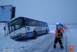 Při příjezdu na místo události ležel autobus na pravém boku opřený o hromadu sněhu.