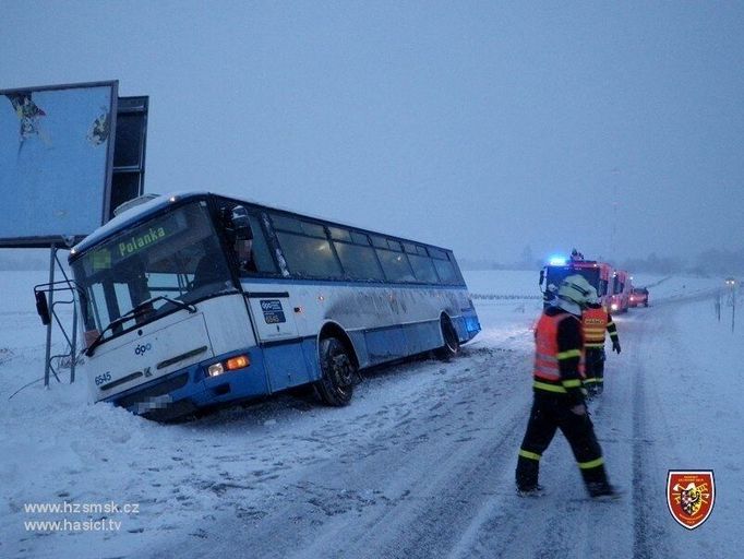 Ostravští profesionální hasiči zasahovali ve čtvrtek 16. února 2012 ráno u nehody linkového autobusu číslo 76, který sjel do příkopu na zasněžené silnici mezi městskými částmi Svinov a Janová.