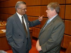 Anil Kakodkar, šéf Indické komise pro atomovou energii (vlevo), a zbrojní šéfinspektor MAAE Olli Heinonen ve Vídni