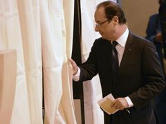 Socialista Hollande může začít prosazovat program, s jehož pomocí hodlá nastartovat hospodářský růst.