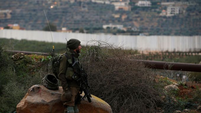 Izraelský voják u hranice s Libanonem.