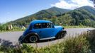 Historický automobil značky Tatra projíždí krajinou Beskyd. Záběr z Mezinárodní Tatra veterán rallye Beskydy, která se jela v roce 2022.