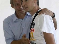 Nový trenér Bayernu Mnichov Jürgen Klinsmann vítá útořníka Miroslava Kloseho po návratu z Eura 2008.