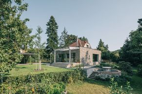 Všechno muselo pryč. Dům u řeky a pod Stříbrníkem znovu září díky odvaze a důvěře