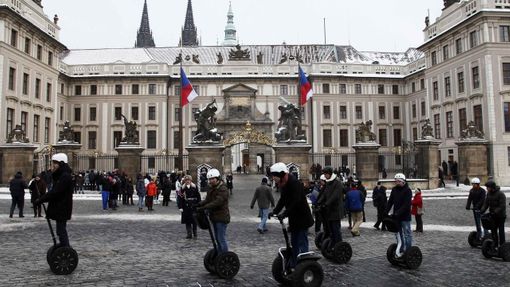 Agentura Reuters v den voleb zařadila do svého servisu fotografii turistů prohánějících se kolem Pražského hradu na segwayích.