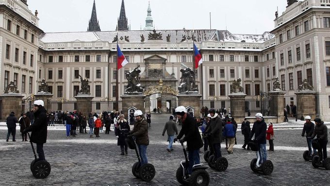 Agentura Reuters v den voleb zařadila do svého servisu fotografii turistů prohánějících se kolem Pražského hradu na segwayích.